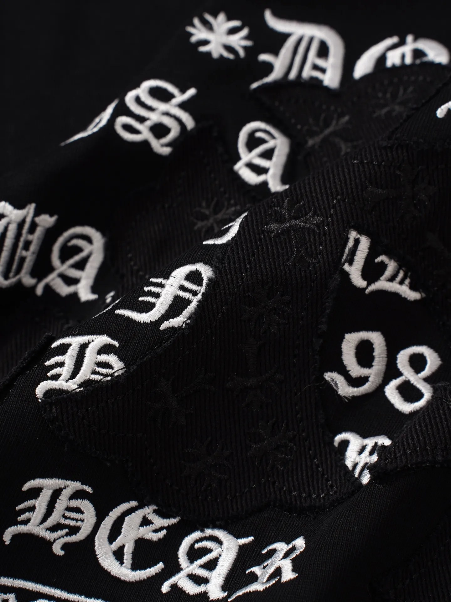 105 CH 2026ss T Chrome Hearts（ ）T ， ， ， 。 ， ， ， 。 / ， ， ， “ ” 。 ， ， ； ， ， ； ， 、 ， ， oversize 。 “Chrome Hearts” ， ， Classic “ + ” ， ， ， 。 T ， 、 ， ， ， 。 ：White Black Size：XS S M L